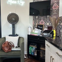 Le Blanc Salon Suites - Kaleigh's suite