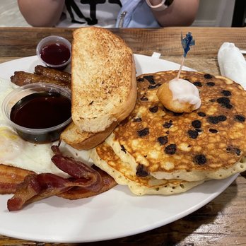 Maple Leaf Diner - American Near Me - Dallas, Texas