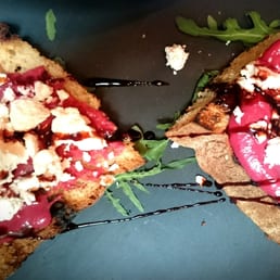 Gegrilltes landbrot, rote bete creme, ziegenkäse und dattelnsirop