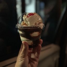 Hot fudge sundae