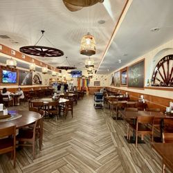 Pho Bami - Clean spacious dining room