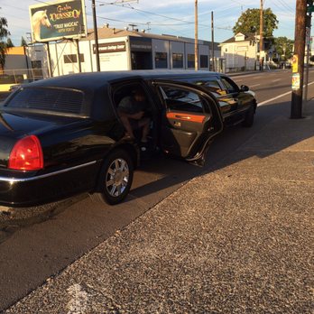 Aspen Limo Tours - Broke down on the side of the road - Limos Near Me - Vancouver, Washington Aspen Limo Tours - Broke down on the side of the road - Limos Near Me - Vancouver, Washington