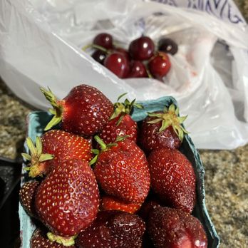 Beaverton Farmers Market - Marys Peak strawberries and Rainier cherries - Farmers Market Near Me - Beaverton, Oregon