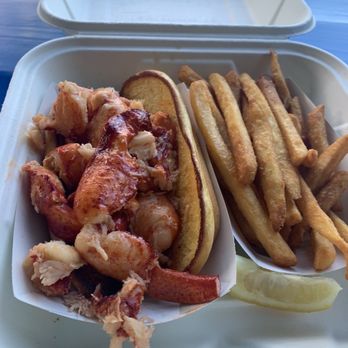 Flo's Luncheonette - Warm buttery lobster roll - American Near Me - Blue Point, New York