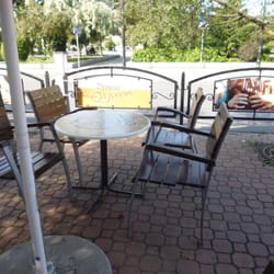 Restauracja Osjann - W tle bujna zieleń.