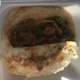 Gordita con nopales y chicharron en salsa verde Gordita con nopales y chicharron en salsa verde