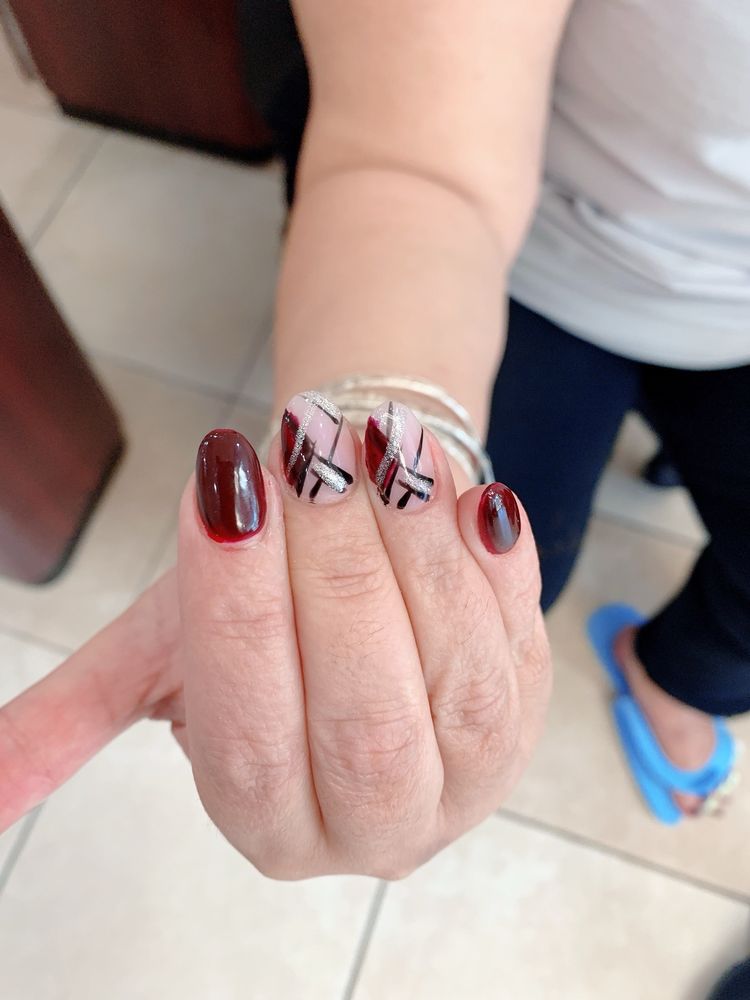 Uneek Nails and Spa Logo