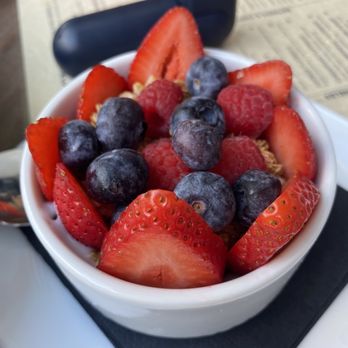 Blackwall Hitch - mixed berry parfait - New American Near Me - Baltimore, Maryland