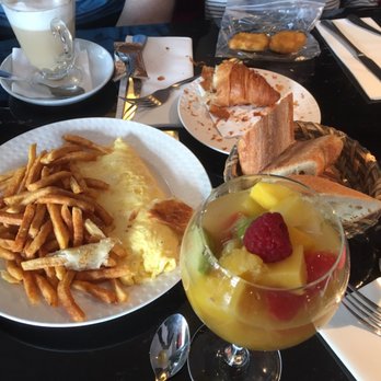 La Terrasse du 7eme - Omelet and fruit salad - Brasseries Near Me - Paris, 75