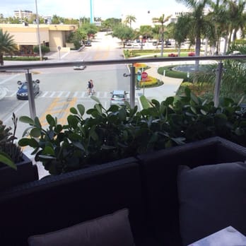 Earls Kitchen + Bar - Outdoor views - New American Near Me - Miami, Florida Earls Kitchen + Bar - Outdoor views - New American Near Me - Miami, Florida