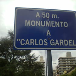 Monumento a Gardel - Caminando por Córdoba, el cartel te indica cuanto falta para verlo