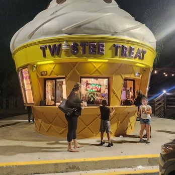 Twistee Treats - people standing in front of an ice cream shop - Ice Cream & Frozen Yogurt Near Me - Stuart, Florida Twistee Treats - people standing in front of an ice cream shop - Ice Cream & Frozen Yogurt Near Me - Stuart, Florida