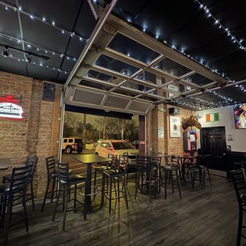 Big Corner Tavern - Indoor/outdoor seating - Sports Bars Near Me - North Riverside, Illinois