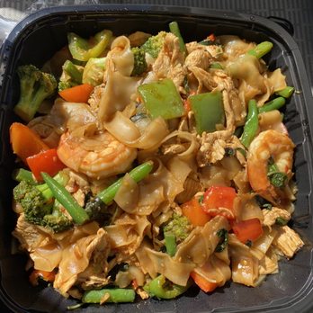 Khao Kang Thai Kitchen - Pad Kee Mow with shrimp add chicken and broccoli - Thai Near Me - Mountain View, California