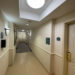 La Quinta by Wyndham Islip - MacArthur Airport - Institutional dingy.