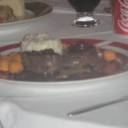 Estalagem Dom João - Na mesa do vizinho, medalhões no molho madeira