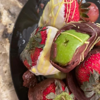 Edible Arrangements - Puncture marks in fruit - Gift Shops Near Me - Mundelein, Illinois Edible Arrangements - Puncture marks in fruit - Gift Shops Near Me - Mundelein, Illinois