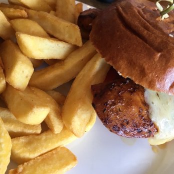 The White Cross - Hickory chicken burger, smoked cheese, tomato, garlic mayonnaise, chips, (£12.50, September 2016) - Pubs Near Me - London, XGL The White Cross - Hickory chicken burger, smoked cheese, tomato, garlic mayonnaise, chips, (£12.50, September 2016) - Pubs Near Me - London, XGL