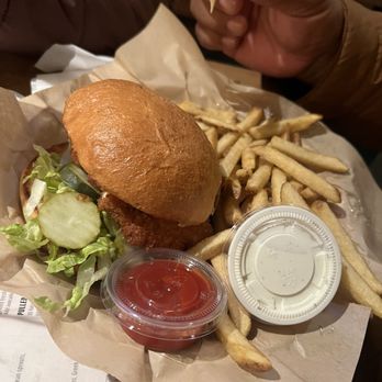 Heroes Wood-Fired Pizza - Chicken sandwich - American Near Me - Santa Ysabel, California
