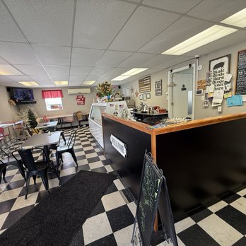 Doc's Smokehouse BBQ - Inside - Barbeque Near Me - Cecil-Bishop, Pennsylvania