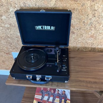 South Wind Motel - Record player - Hotels Near Me - Columbus, Ohio