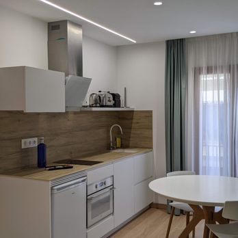 Odyssey Rooms - Kitchen containing pots, pans and electric appliances (toaster, coffee maker etc.) - Hotels Near Me - Alacant, A