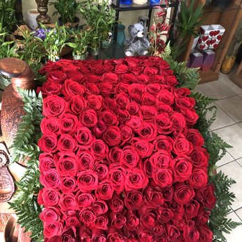 Marleigh's Floral Design - Más de 300 rosas rojas - Florists Near Me - Milpitas, California Marleigh's Floral Design - Más de 300 rosas rojas - Florists Near Me - Milpitas, California