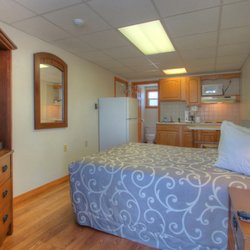 Abellona Inn & Suites On The Shore - Landside 1 Queen Bed Kitchenette