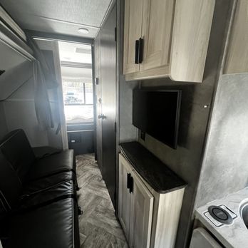 El Monte RV Rentals - Tv for bunk beds - RV Rental Near Me - Dublin, California