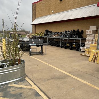 Tractor Supply - Front of building - Pet Stores Near Me - Cross Roads, Texas