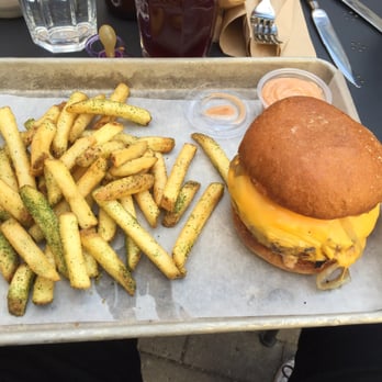 Ät - Royal cheeseburgare - Swedish Near Me - Nyköping, D