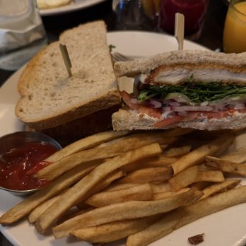La petite joie - Poulet Sandwich - French Near Me - Brooklyn, New York
