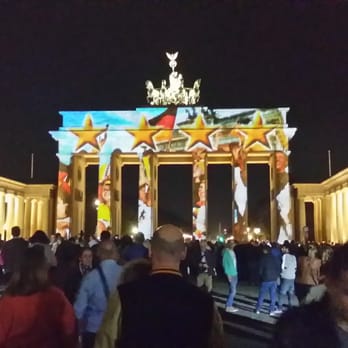 Festival Of Lights - Vier Sterne auf dem Brandenburger Tor - Festivals Near Me Festival Of Lights - Vier Sterne auf dem Brandenburger Tor - Festivals Near Me