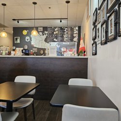 17°C Bubble Tea & Dessert Cafe - Front desk