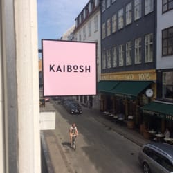 Kaibosh - Se efter skiltet på gade (det er i 1. Sals højde) ellers kan du godt overse indgangen.