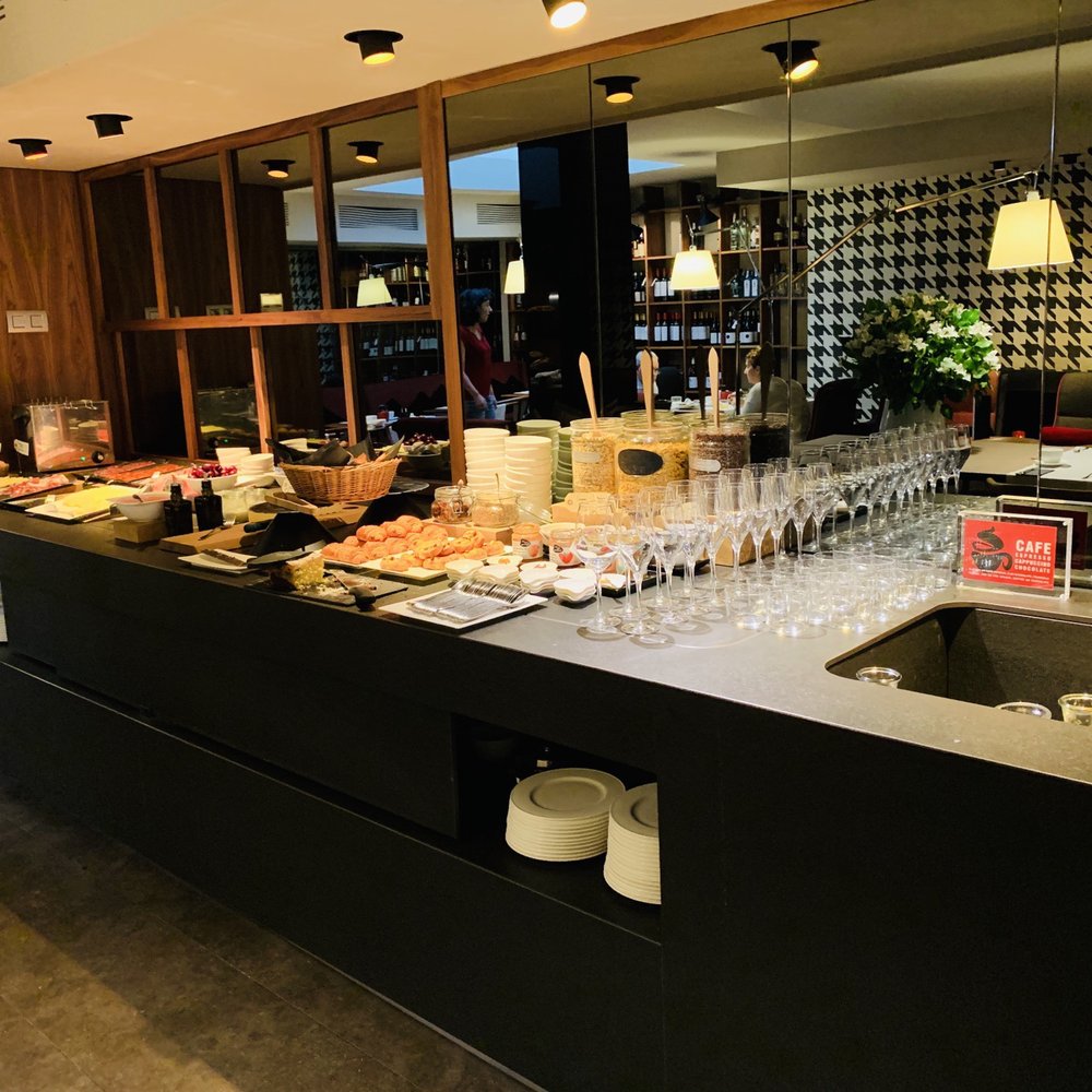Villa Emilia - Breakfast buffet - Amazing! - Hotels Near Me - Barcelona, B