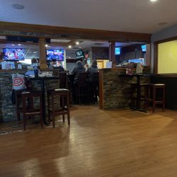 Alberto's Pub and Pizza - Great bar for watching sports.