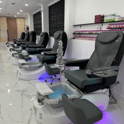 Bliss Beauty Bar - Massaging pedicure chairs