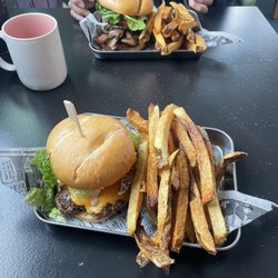 LuLu's Main Street Cafe - Cheeseburger