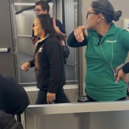 The agents forcing a guy off the flight for threatening g to write a google review.