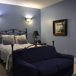 Natchez Manor Bed and Breakfast - Queen sized rooms with private bathrooms.