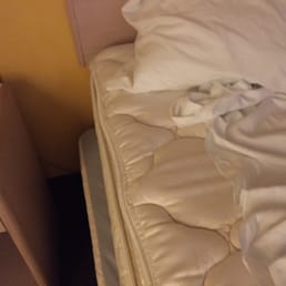 No fitted sheet on dirty bed No fitted sheet on dirty bed