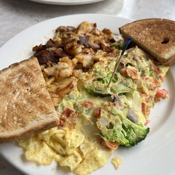 Eveready Diner - Veggie Omelette with rye toast - Diners Near Me - Hyde Park, New York