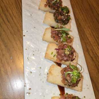 Earls Kitchen + Bar - Cocktail Bars Near Me - Honolulu, Hawaii