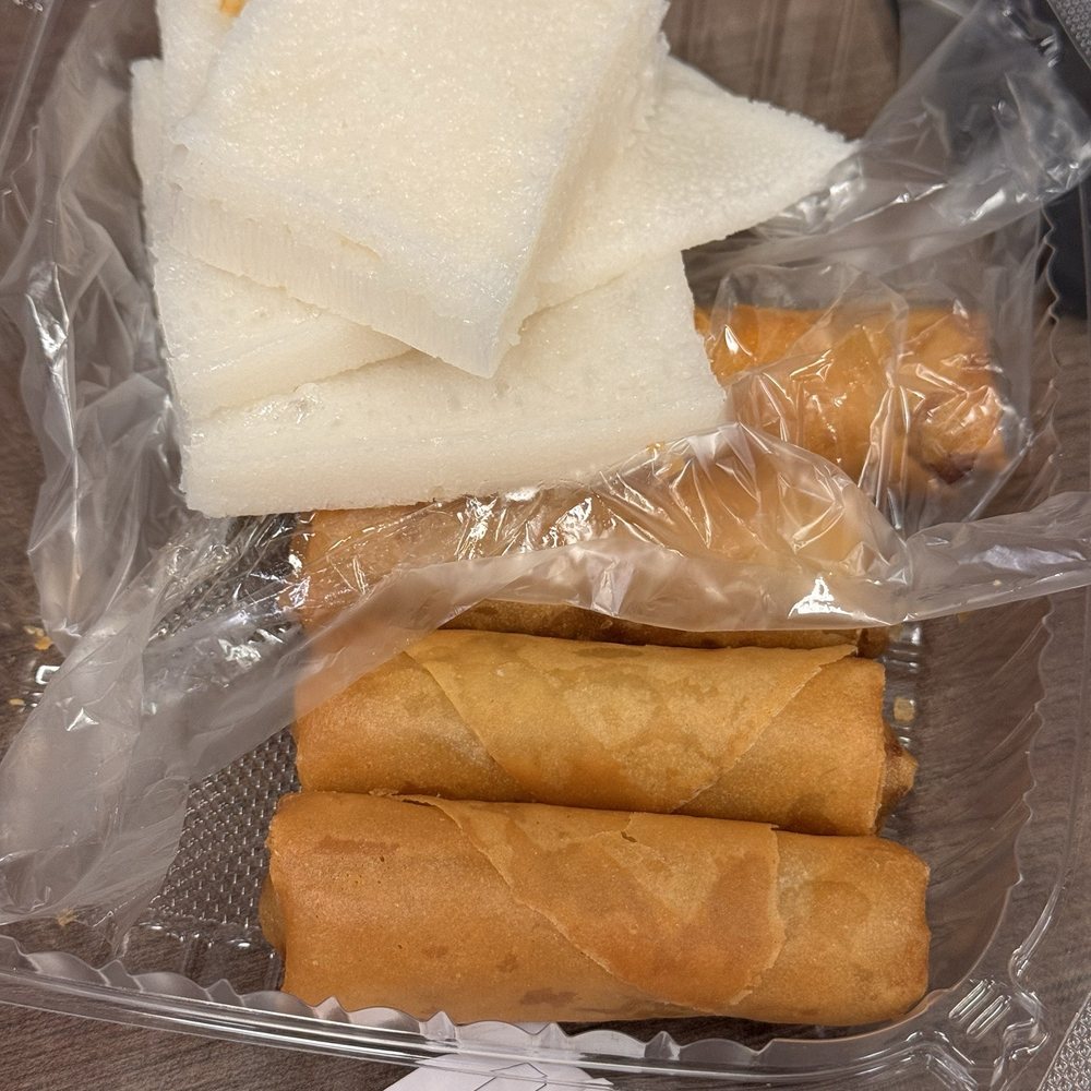 Egg rolls and Bai Tang Gao (white sugar sponge "cake") Egg rolls and Bai Tang Gao (white sugar sponge "cake")