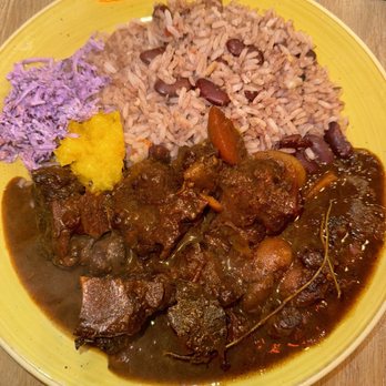 Fish, Wings, & Tings - STEW OXTAIL WITH PINEAPPLE, MANGO & GINGER CHUTNEY, COLESLAW, RICE AND PEAS - Fast Food Near Me - London, XGL