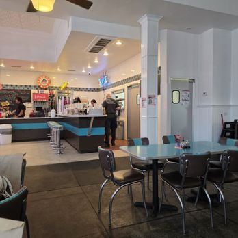 Hunky's Hamburgers - Seating - Burgers Near Me - Dallas, Texas