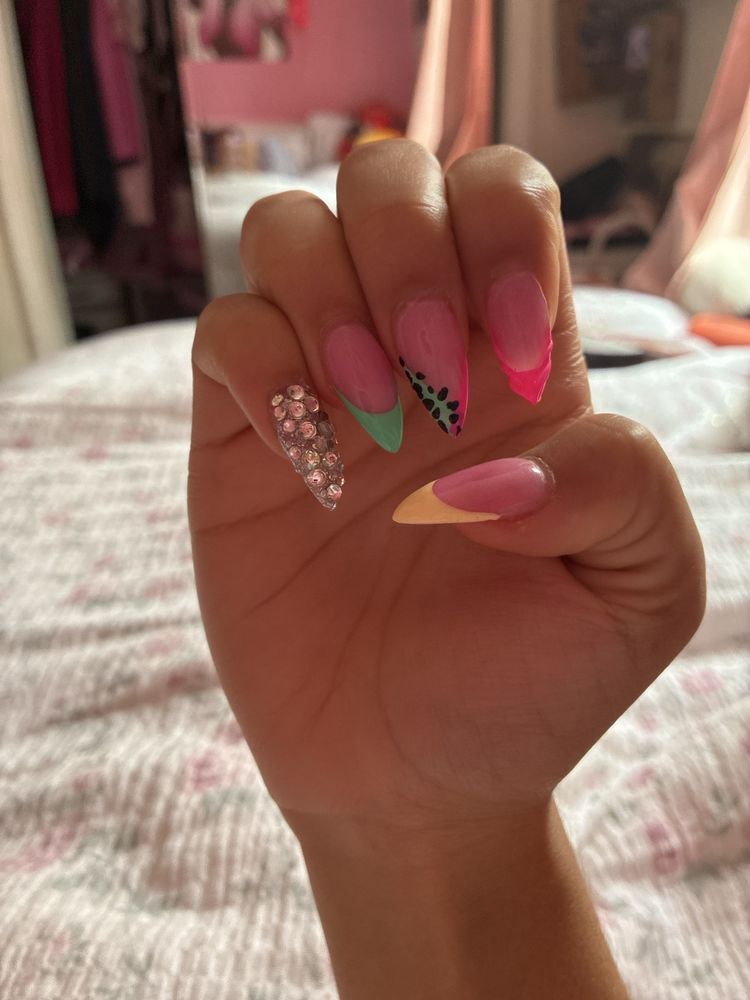 Lily Nails Logo