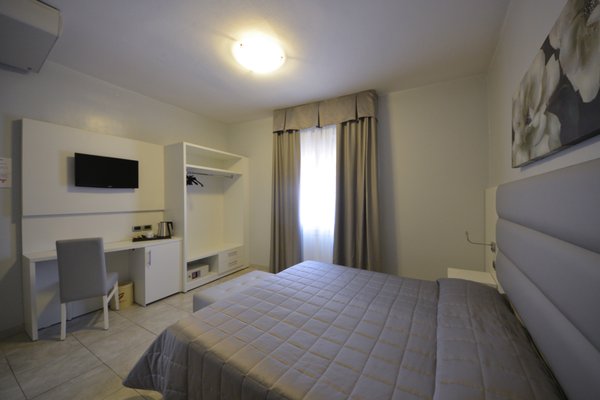 Hotel University by null