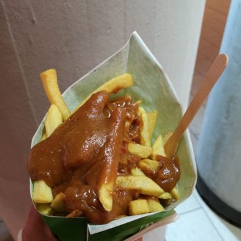 Pommesglück - Große Portion Pommes Frites mit Erdnuss Soße - Curry Sausage Near Me - Hanover, NI